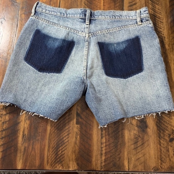 GAP Mid Rise 5" Denim Shorts with Shadow Pockets - Picture 7 of 7